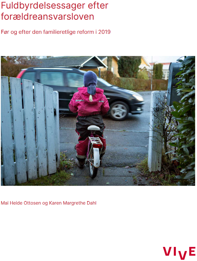 Publikationens forside med foto fra ryggen af cyklende barn