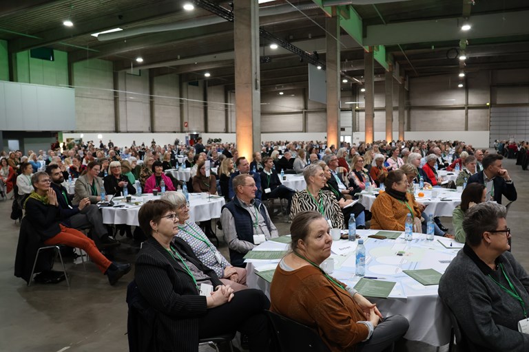 Billede af forsamling af mennesker ved et rundbord til stormødet om ældres velfærd