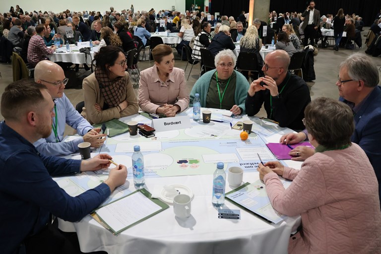 Billede af forsamling af mennesker ved et rundbord, hvor Mette Frederiksen er iblandt, til stormødet om ældres velfærd